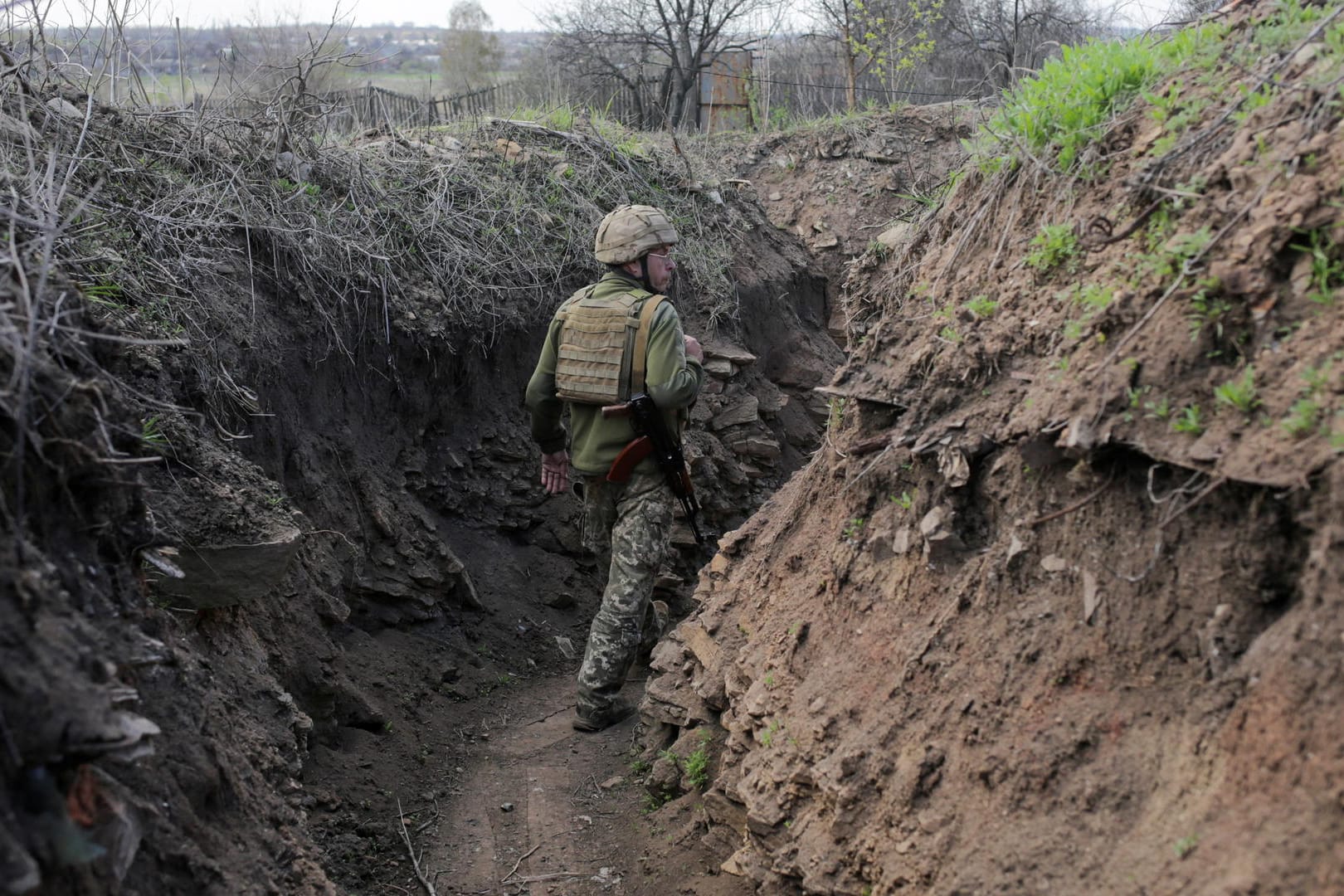 Ukrainischer Soldat im Grenzgebiet zu der von Rebellen kontrollierten Stadt Donezk: Der Konflikt kostete bereits mehr als 13.000 Menschen das Leben.