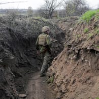 Ukrainischer Soldat im Grenzgebiet zu der von Rebellen kontrollierten Stadt Donezk: Der Konflikt kostete bereits mehr als 13.000 Menschen das Leben.