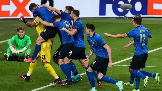 Italiens Spieler jubeln nach dem gewonnen Elfmeterschießen mit ihrem Torhüter Gianluigi Donnarumma.