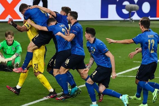 Italiens Spieler jubeln nach dem gewonnen Elfmeterschießen mit ihrem Torhüter Gianluigi Donnarumma.