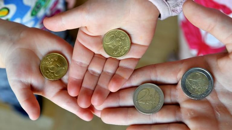 Euromünzen: Wie viel Kinder als Taschengeld erhalten, hängt vom Geschlecht ab.