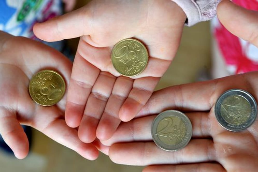 Euromünzen: Wie viel Kinder als Taschengeld erhalten, hängt vom Geschlecht ab.
