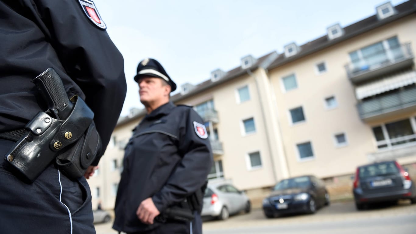 Polizeibeamte vor einer Frankfurter Wohnhaus-Siedlung (Symbolbild): Durch einen Trick hat eine bestohlene Frau mit der Polizei ihr Eigentum zurückgeholt.