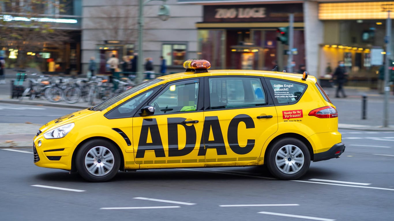 Ein Fahrzeug der ADAC-Pannenhilfe in Berlin (Archivbild): Der Service soll für für Mitglieder nun auch für Fahrradpannen nutzbar sein.