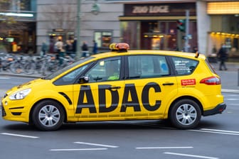 Ein Fahrzeug der ADAC-Pannenhilfe in Berlin (Archivbild): Der Service soll für für Mitglieder nun auch für Fahrradpannen nutzbar sein.