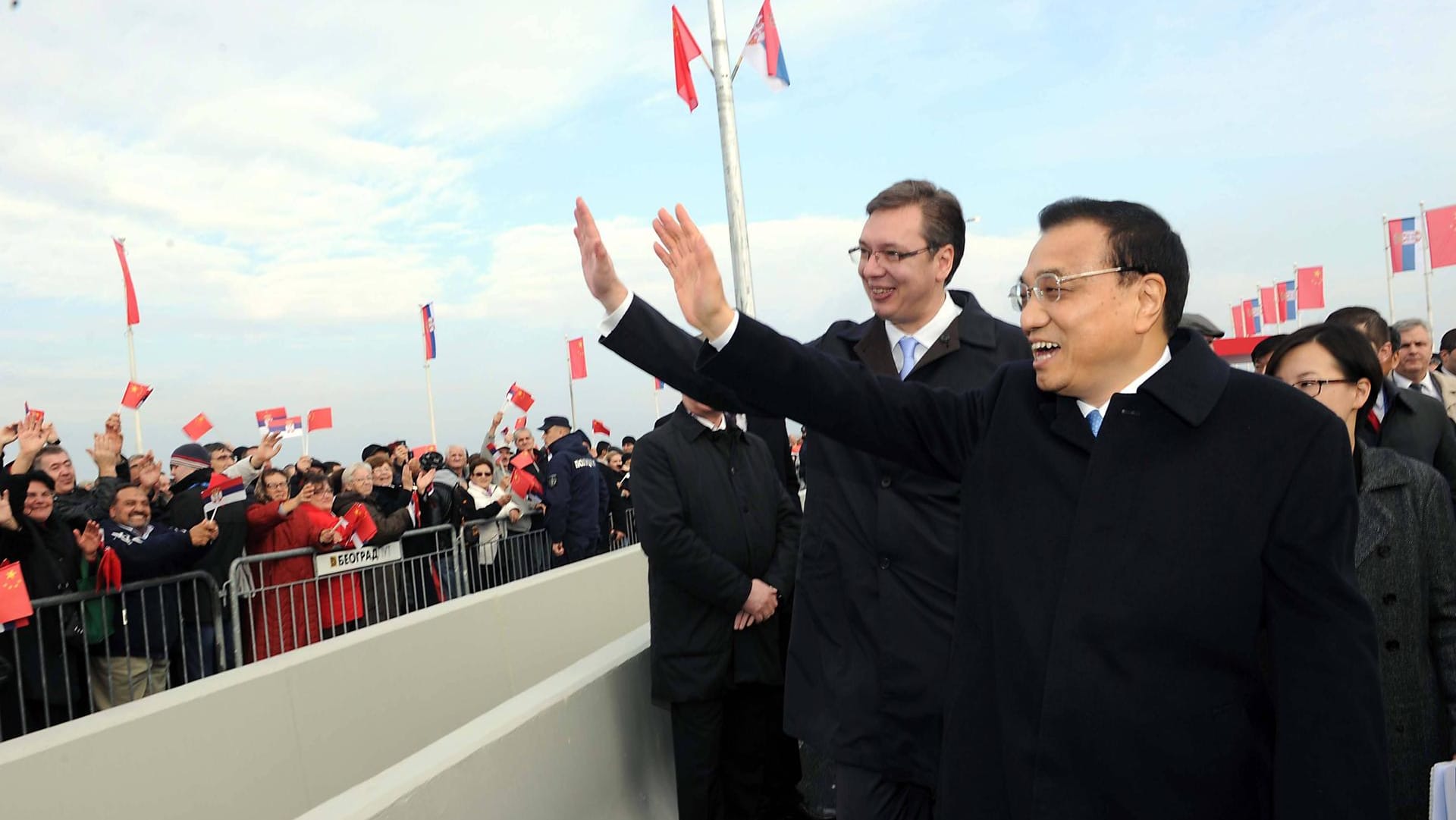 Dezember 2014: Chinas Premier Li Keqiang (re.) und sein serbischer Amtskollege Aleksandar Vucic bei der Eröffnung einer Brücke über die Donau, die vom chinesischen Staatskonzern CRBC errichtet wurde.