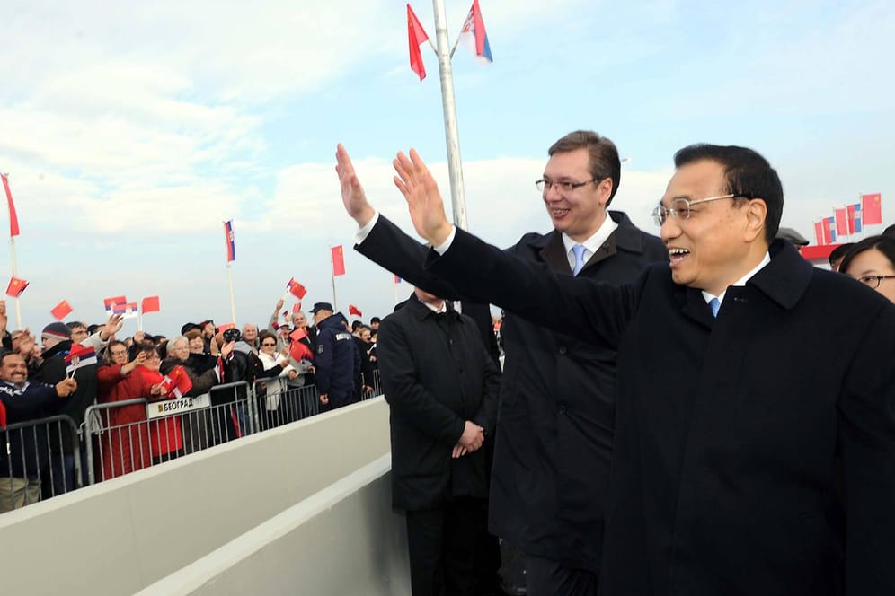 Dezember 2014: Chinas Premier Li Keqiang (re.) und sein serbischer Amtskollege Aleksandar Vucic bei der Eröffnung einer Brücke über die Donau, die vom chinesischen Staatskonzern CRBC errichtet wurde.