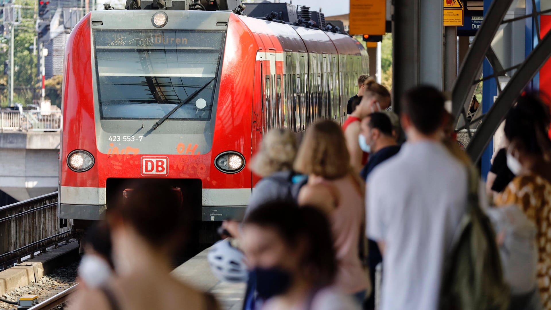 Eine S-Bahn der Linie S19 fährt in den Kölner Hauptbahnhof ein (Symbolbild): Am Sonntag eskalierte ein Streit um eine fehlende Maske in der Bahn. Eine S-Bahn der Linie S19 fährt in den Kölner Hauptbahnhof ein (Symbolbild): Am Sonntag eskalierte ein Streit um eine fehlende Maske in der Bahn.