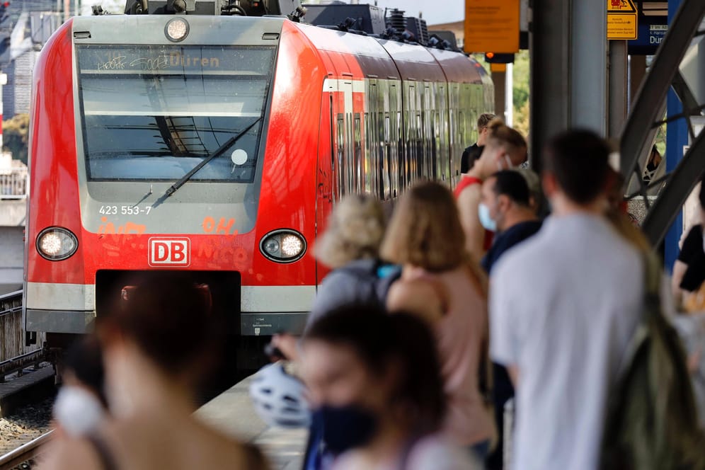 Eine S-Bahn der Linie S19 fährt in den Kölner Hauptbahnhof ein (Symbolbild): Am Sonntag eskalierte ein Streit um eine fehlende Maske in der Bahn.