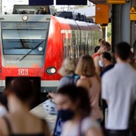 Eine S-Bahn der Linie S19 fährt in den Kölner Hauptbahnhof ein (Symbolbild): Am Sonntag eskalierte ein Streit um eine fehlende Maske in der Bahn.