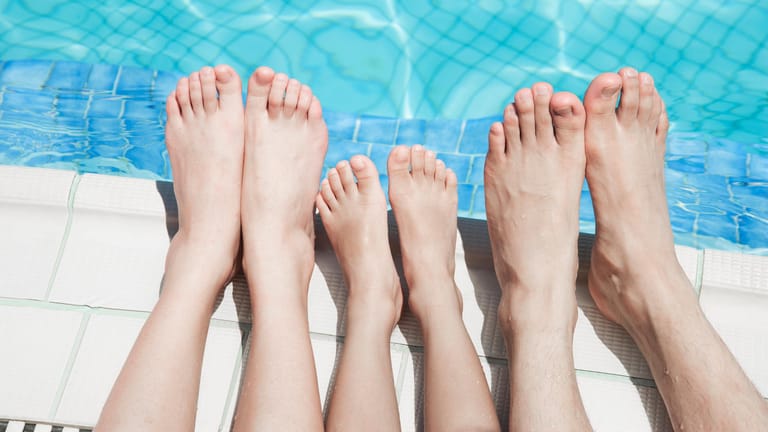 Nackte Füße im Schwimmbad: Fußpilz ist ansteckend – daher empfiehlt es sich, Badeschuhe zu tragen.