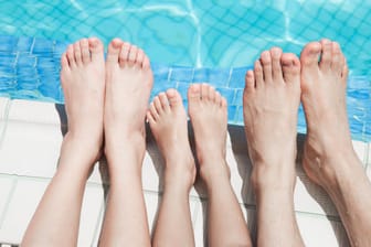 Nackte Füße im Schwimmbad: Fußpilz ist ansteckend – daher empfiehlt es sich, Badeschuhe zu tragen.