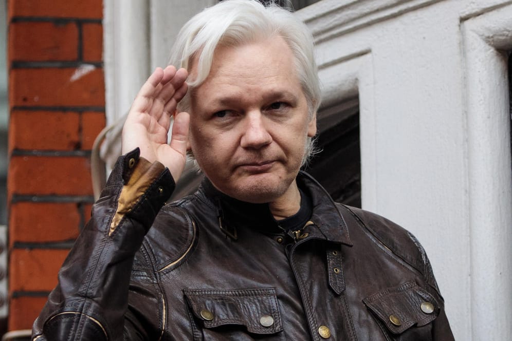 Wikileaks-Gründer Julian Assange (Archivfoto): Kanzlerin Merkel soll sich für seine Freilassung einsetzen, fordern 120 Politiker und Prominente.