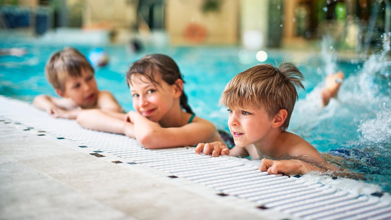 Kinder in der Schwimmhalle: In feucht-warmer Umgebung kann man sich leicht mit Fußpilz anstecken.