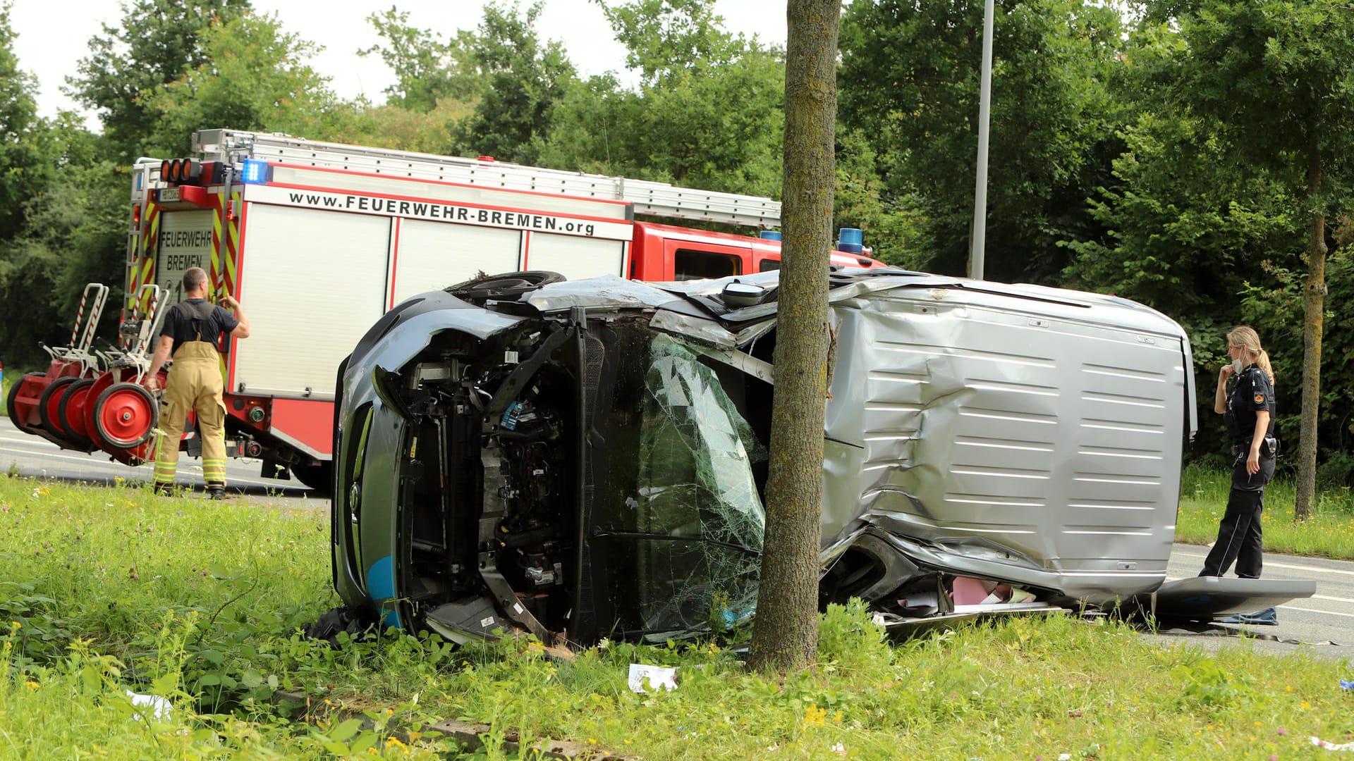 Verkehrsunfall auf der Elisabeth-Selbert-Straße in Bremen Sebaldsbrück: Der Fahrer wurde nicht in dem FAhrzeug eingeklemmt. Verkehrsunfall auf der Elisabeth-Selbert-Straße in Bremen Sebaldsbrück: Der Fahrer wurde nicht in dem FAhrzeug eingeklemmt.