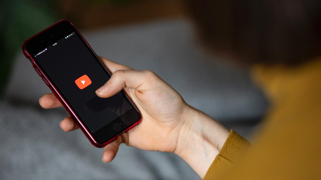 Das Logo von YouTube auf einem Smartphone: YouTube beschleunigt die internationale Expansion bei seinem Tiktok-Konkurrenzangebot Shorts und bringt es dabei auch nach Deutschland.