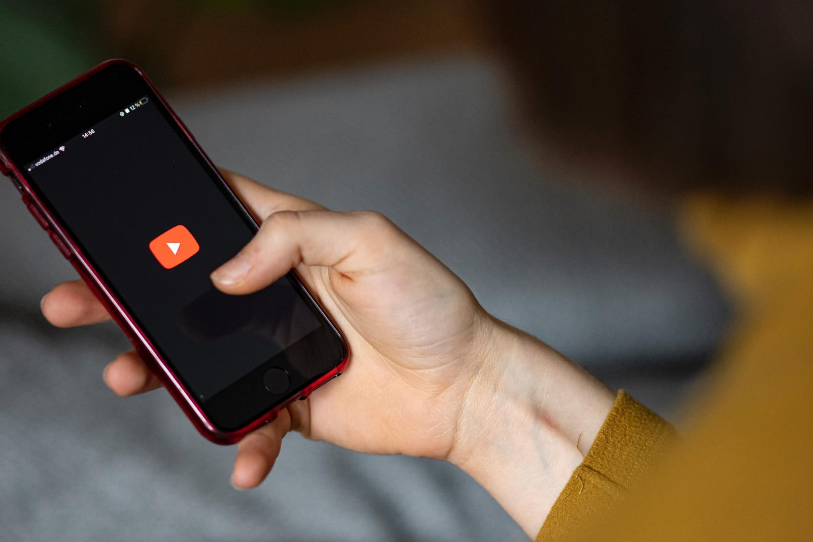 Das Logo von YouTube auf einem Smartphone: YouTube beschleunigt die internationale Expansion bei seinem Tiktok-Konkurrenzangebot Shorts und bringt es dabei auch nach Deutschland.