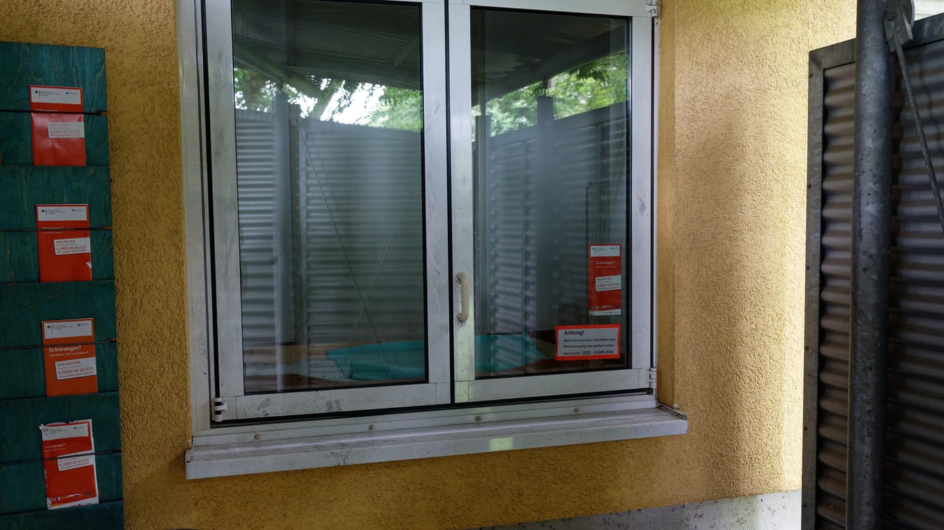 Das Moses Baby Fenster hinter einem Sichtschutz an der Einrichtung in Köln-Bilderstöckchen: Hier wurde ein totes Baby entdeckt.