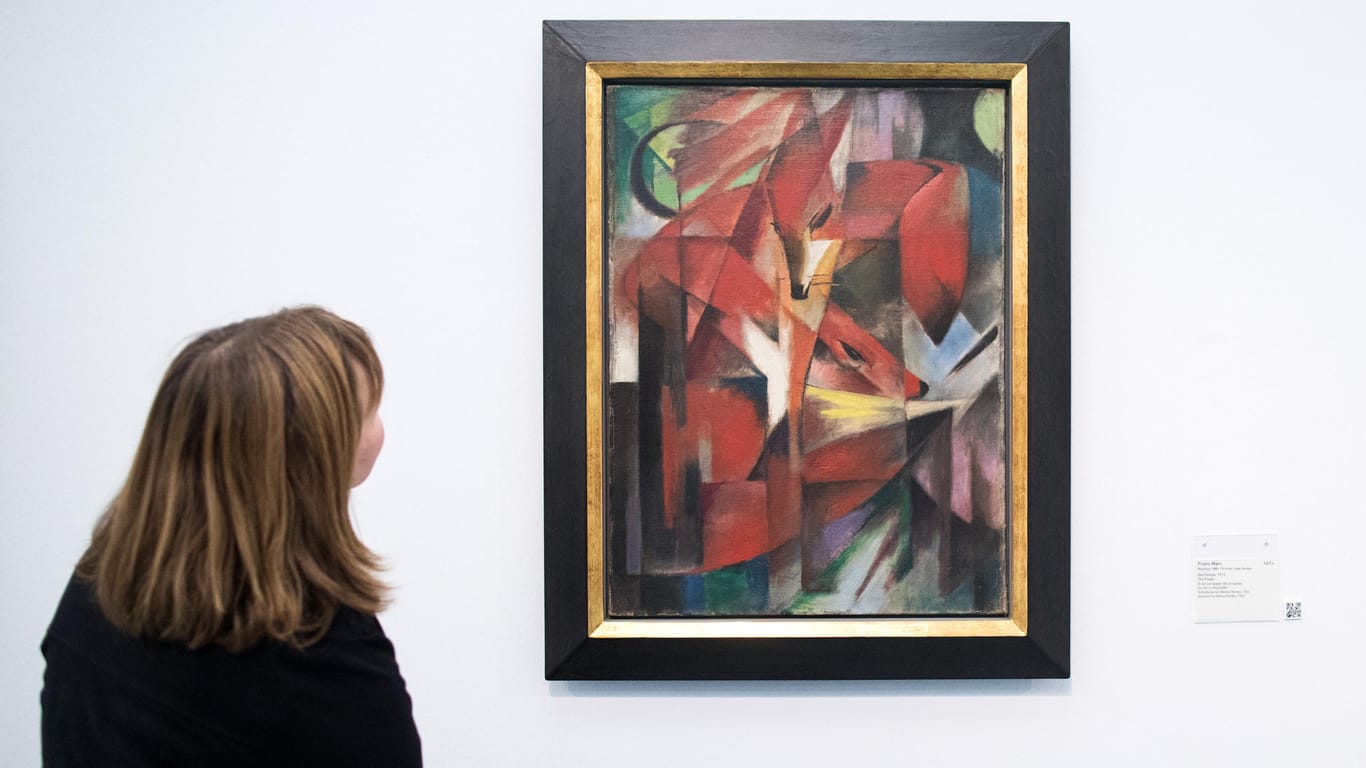 Eine Frau betrachtet das Gemälde "Die Füchse" von Franz Marc: Es hängt momentan im Museum Kunstpalast in Düsseldorf, soll aber zurückgegeben werden.