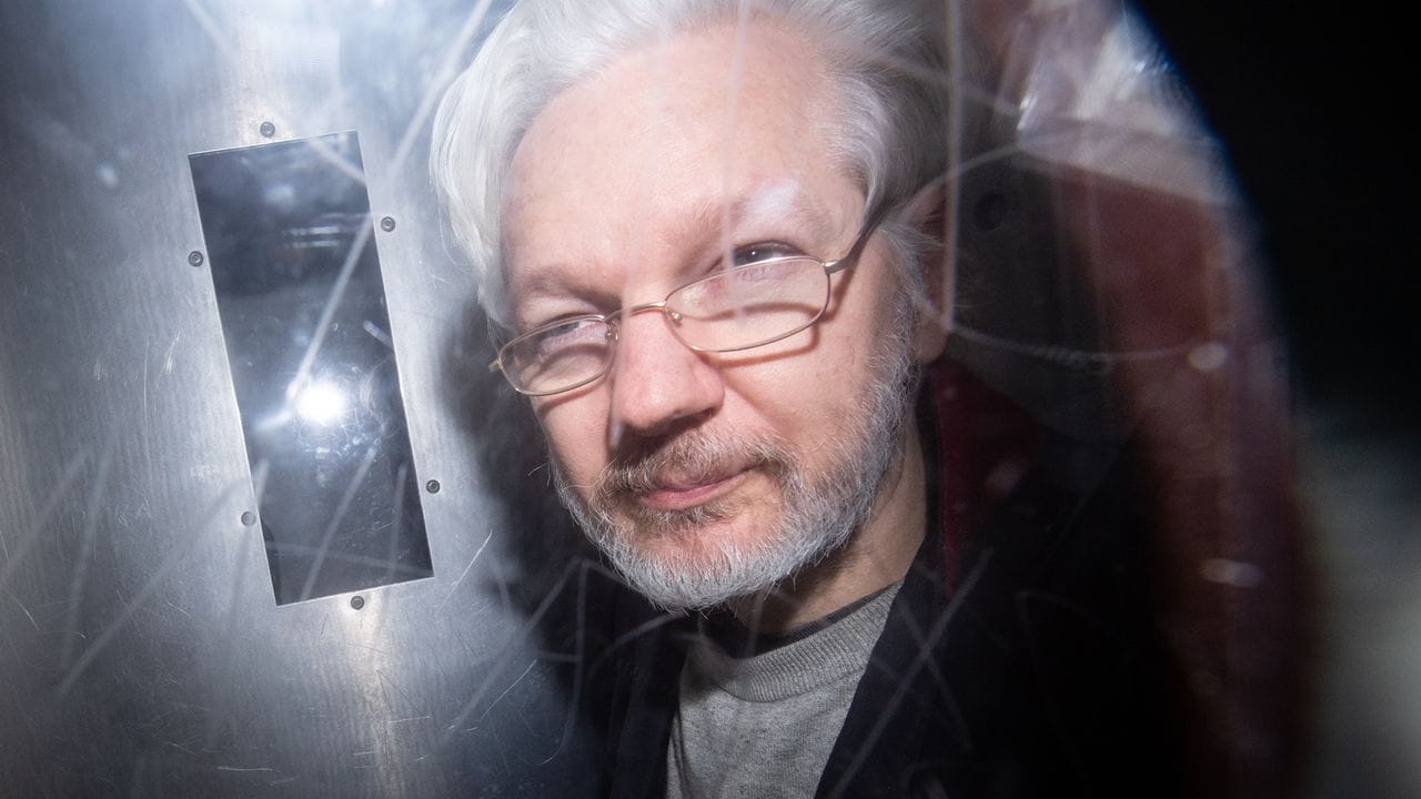 Wikileaks-Gründer Julian Assange verlässt ein Londoner Gericht nach einer Anhörung zum Auslieferungsgesuch der USA.