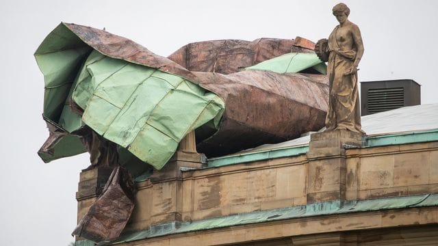 Das Dach des Opernhauses nach dem Unwetter (Archivbild): Teile des Dachs des Opernhauses sind von einem Unwetter stark beschädigt worden.