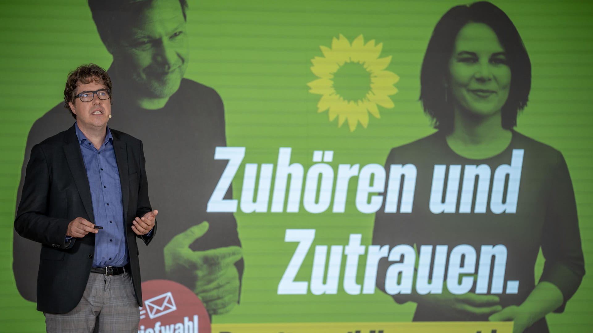 Grüne stellen Wahlkampagne vor: Wahlkampfleiter Michael Kellner stellt ein Plakat mit den Parteivorsitzenden vor.