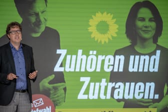 Grüne stellen Wahlkampagne vor: Wahlkampfleiter Michael Kellner stellt ein Plakat mit den Parteivorsitzenden vor.