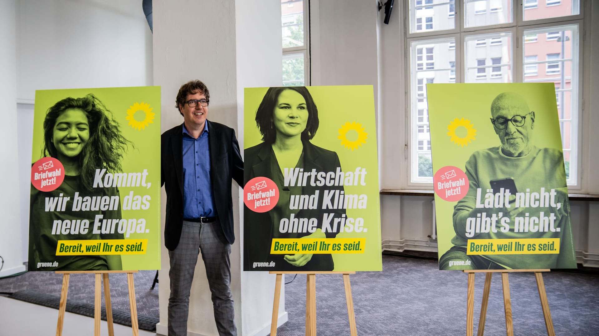 Michael Kellner stellt Plakate vor: "Wir stehen für einen neuen Aufbruch".