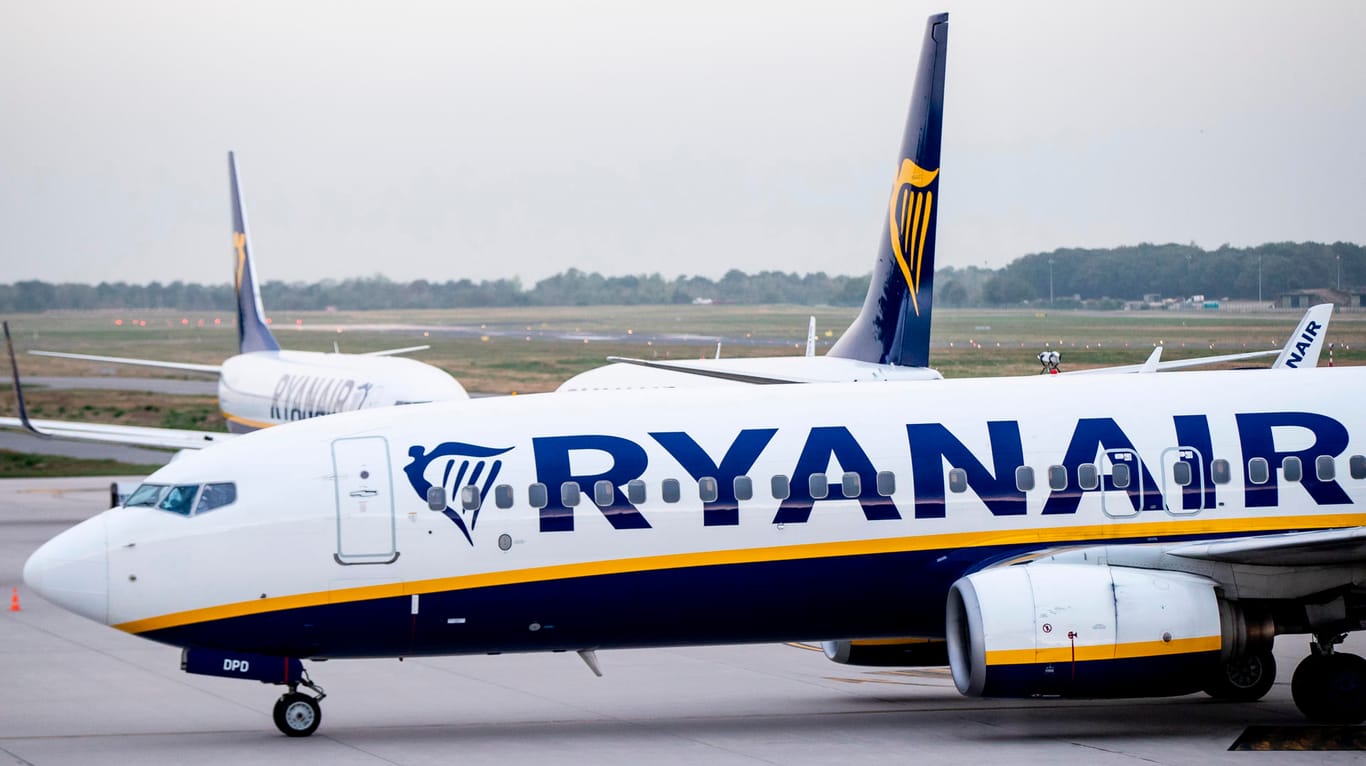 Ein Ryanair-Flugzeug auf dem Rollfeld im nordrhein-westfälischen Weeze (Symbolbild): Das irische Flugunternehmen will neue Piloten einstellen.