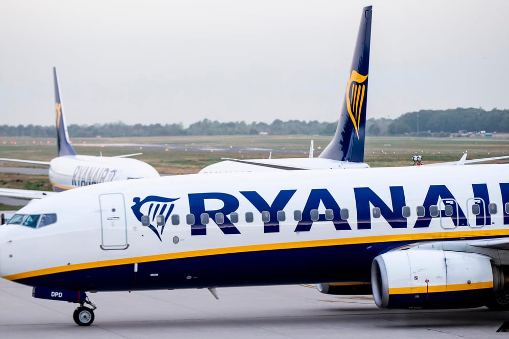Ein Ryanair-Flugzeug auf dem Rollfeld im nordrhein-westfälischen Weeze (Symbolbild): Das irische Flugunternehmen will neue Piloten einstellen.
