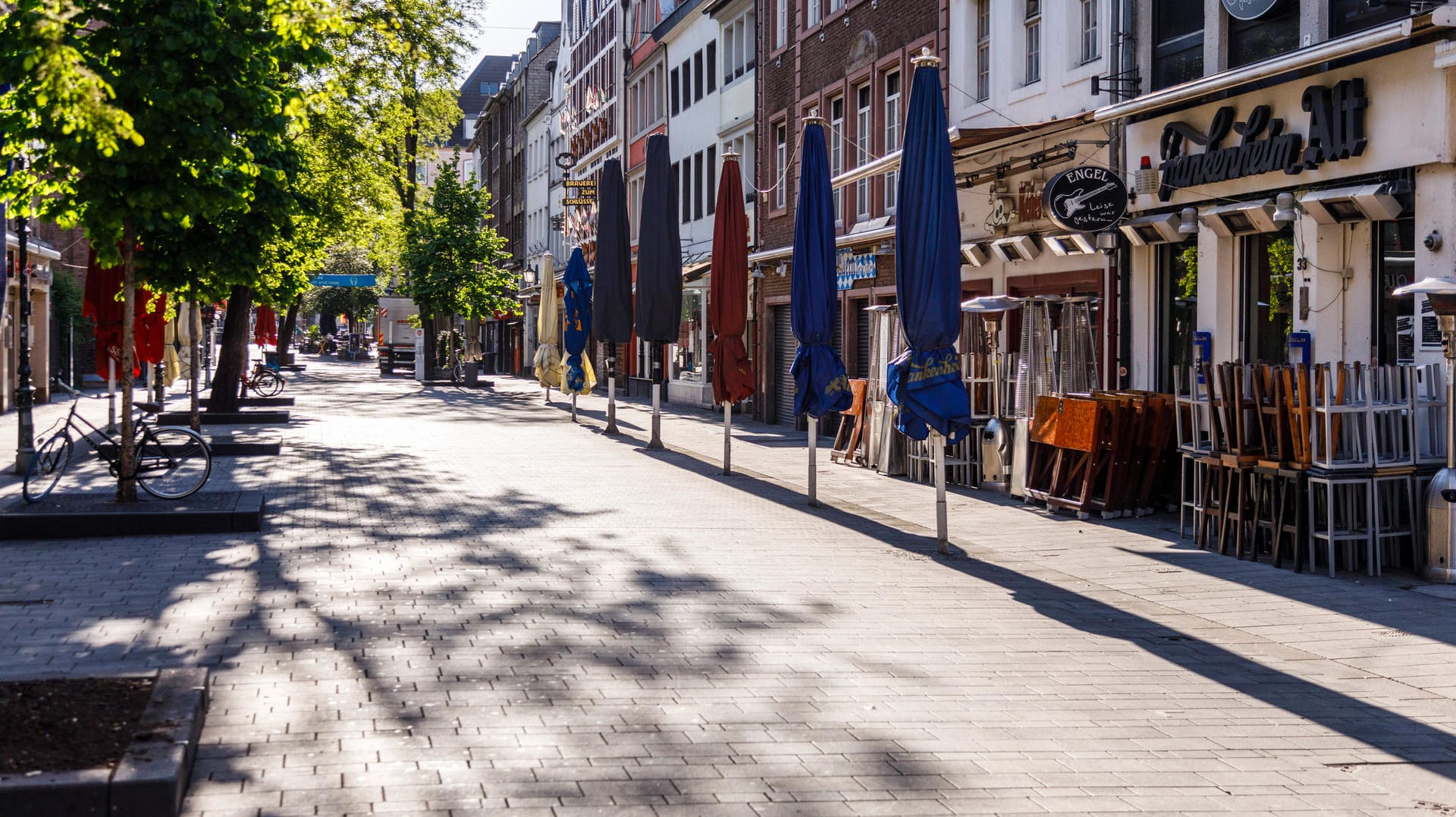 Geschlossene Kneipen in der Düsseldorfer Altstadt (Archivbild): Wirtschaftsvertreter warnen vor einem neuen Lockdown.