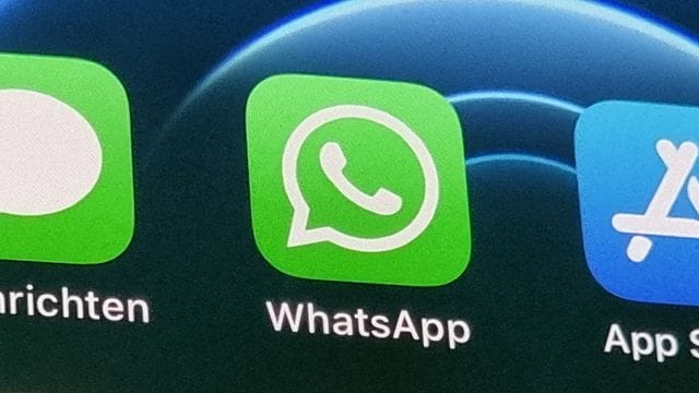 Die Anwendung von WhatsApp auf einem Smartphone: Verbraucherschützer gehen gegen das Unternehmen vor. Die Anwendung von WhatsApp auf einem Smartphone: Verbraucherschützer gehen gegen das Unternehmen vor.