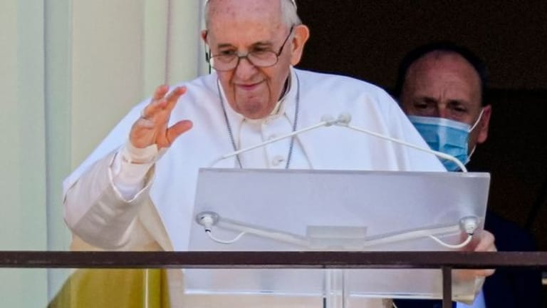 Papst Franziskus auf einem Balkon der Poliklinik "Agostino Gemelli", in die er sich von einer Darm-OP erholt.