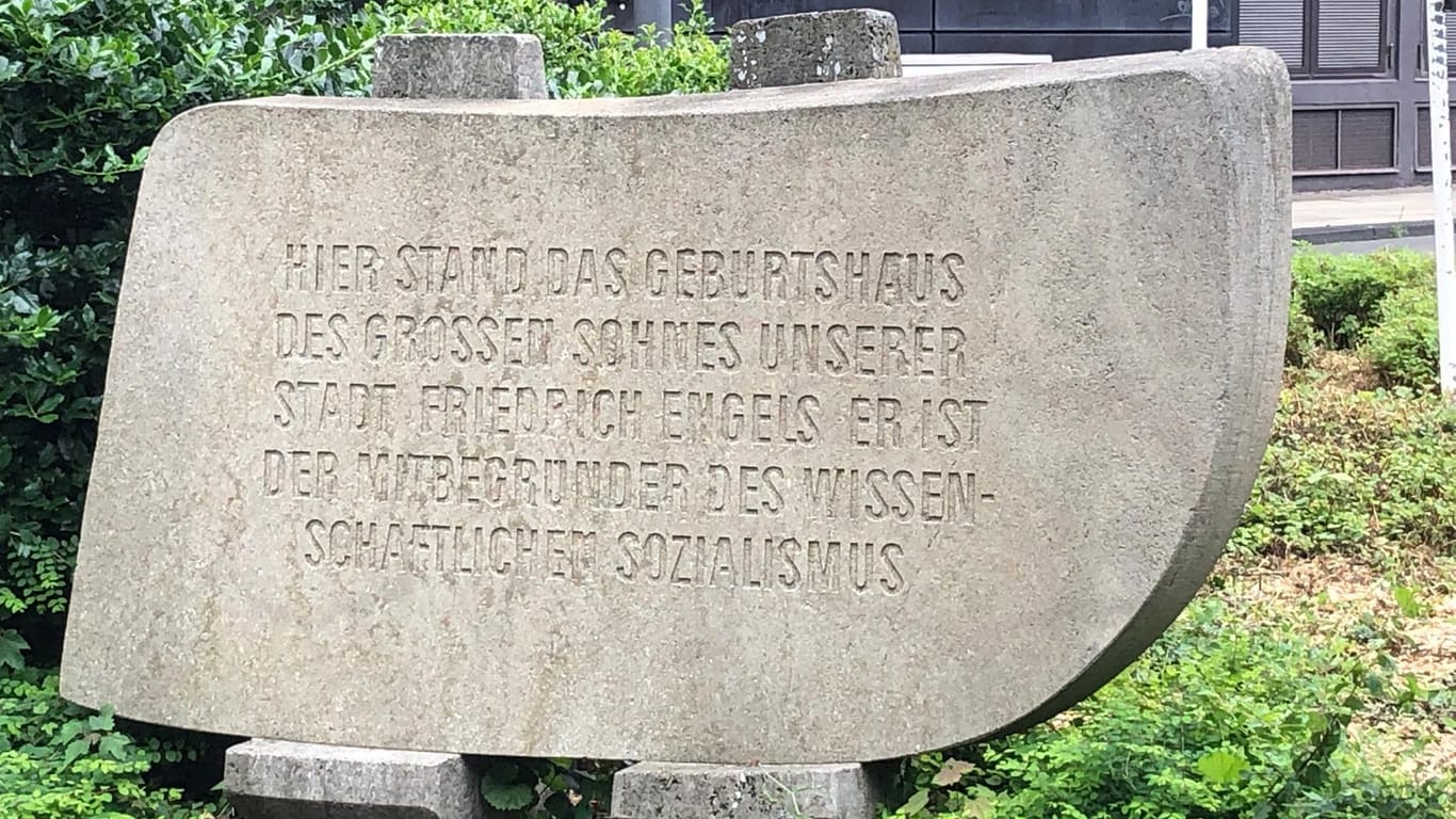 Der Gedenkstein an Friedrich Engels: Er steht an der Steller des ehemaligen Geburtshauses.