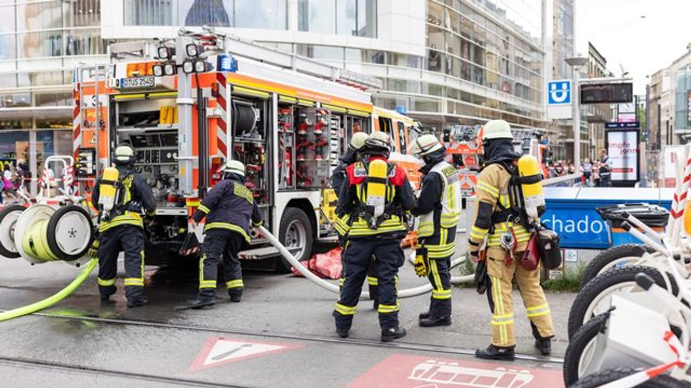 Zahlreiche Einsatzkräfte der Feuerwehr stehen vor dem U-Bahnhof Schadowstraße: Dort war es zu Rauchentwicklung gekommen.