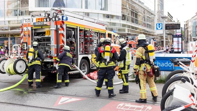 Zahlreiche Einsatzkräfte der Feuerwehr stehen vor dem U-Bahnhof Schadowstraße: Dort war es zu Rauchentwicklung gekommen. Zahlreiche Einsatzkräfte der Feuerwehr stehen vor dem U-Bahnhof Schadowstraße: Dort war es zu Rauchentwicklung gekommen.