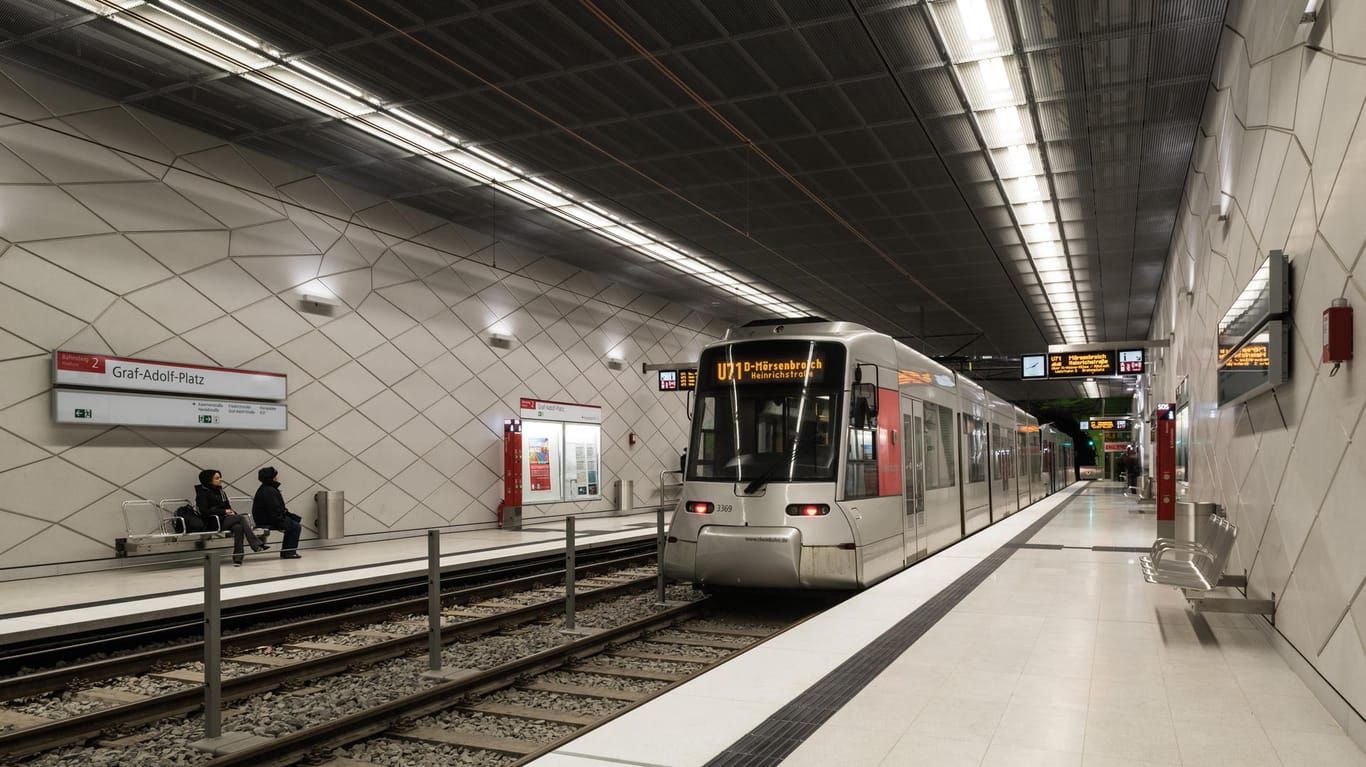 Wehrhahn-Linie, Station Graf-Adolf-Platz Düsseldorf: Alle sechs U-Bahnhöfe der Linie sind evakuiert worden.