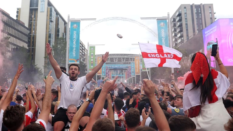 Menschen feiern am Londoner Wembley-Stadion: Die WHO kritisiert nun, die Feiern senden ein falsches Signal.