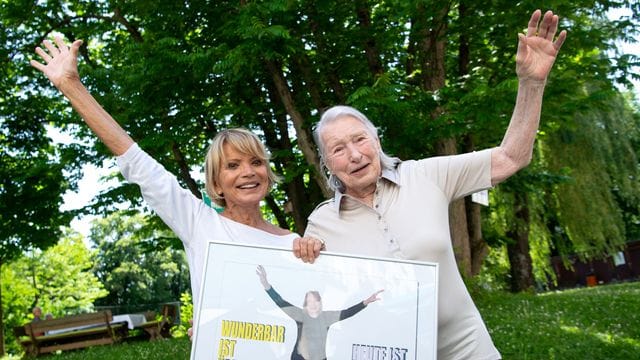 Uschi Glas (l), Schauspielerin, und Ingeborg Grothe, Bewohnerin des Seniorenheims Alfons-Hoffmann-Haus, mit ihrem Album-Cover.