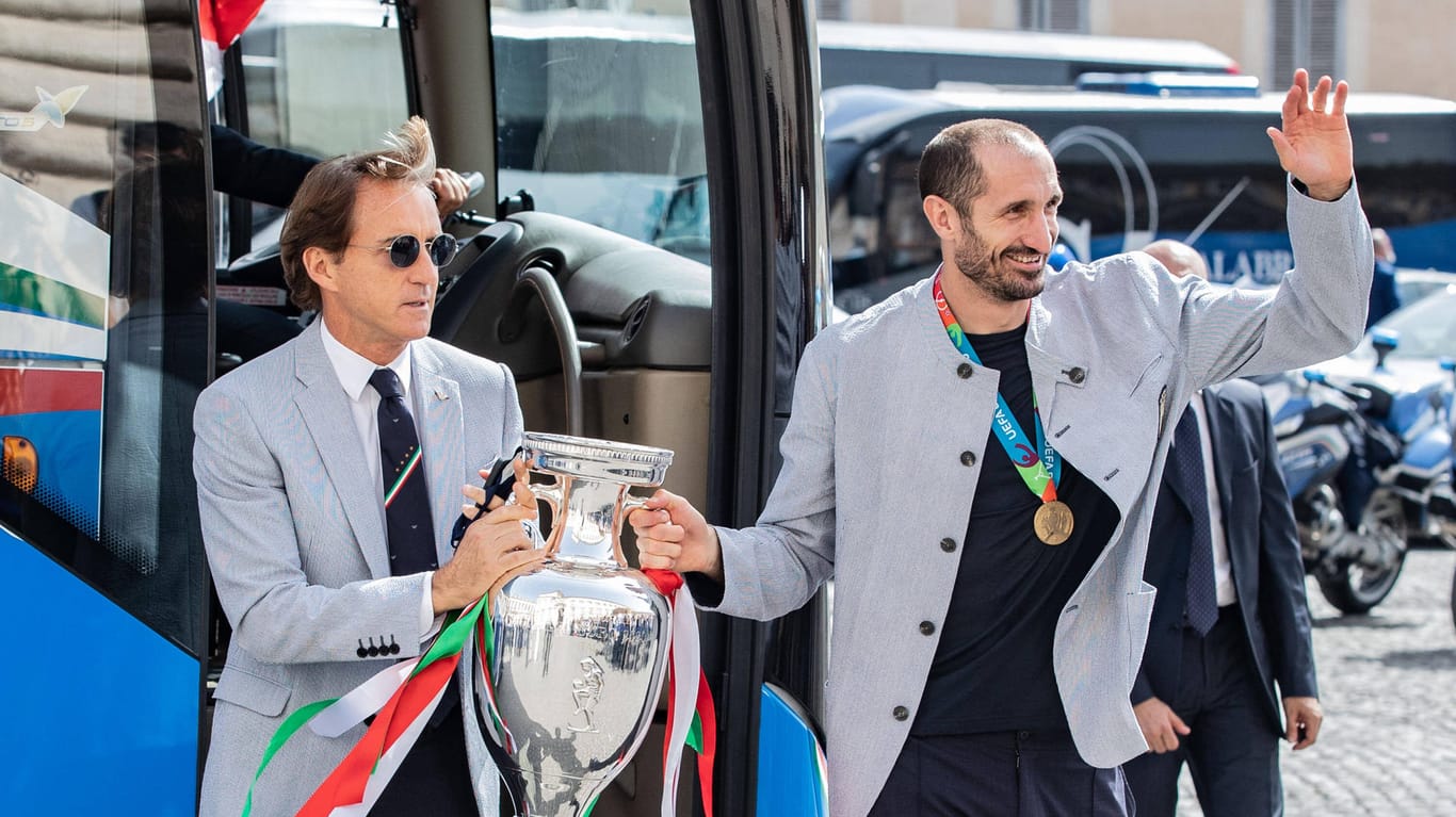 Roberto Mancini (l.) und Giorgio Chiellini: Der Trainer und sein Kapitän bei der Ankunft in Rom.