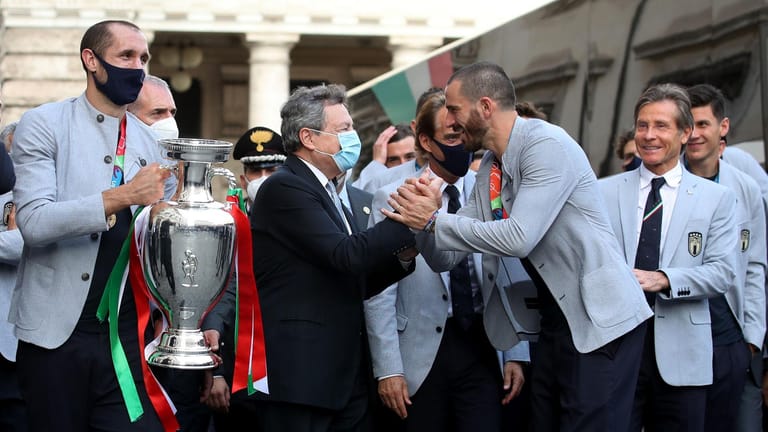 Politiker und Fußballer auf einem Bild: Leonardo Bonucci (r.) wird vom italienischen Ministerpräsidenten Mario Draghi begrüßt.