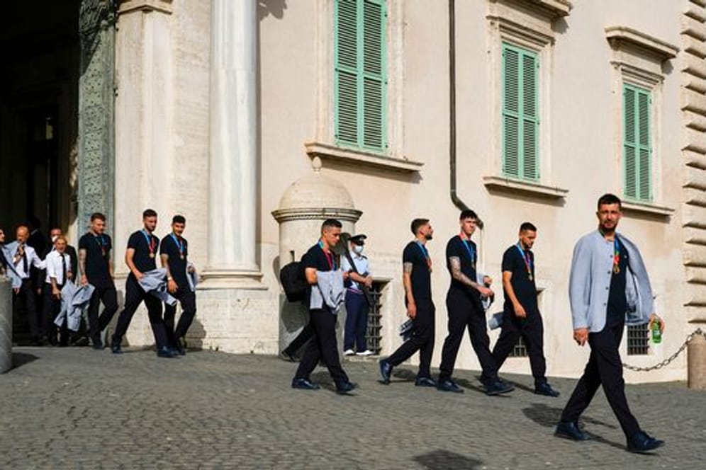 Die Spieler der italienischen Fußballnationalmannschaft verlassen den Quirinalspalast.