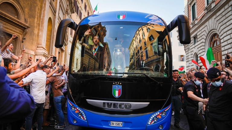 Von den Fans gefeiert: Die italienische Nationalmannschaft im Teambus auf der Fahrt durch Rom.