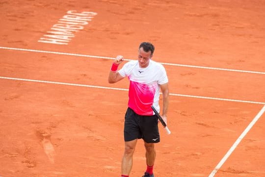 Steht in Hamburg nach starker kämpferischer Leistung im Achtelfinale: Philipp Kohlschreiber jubelt.