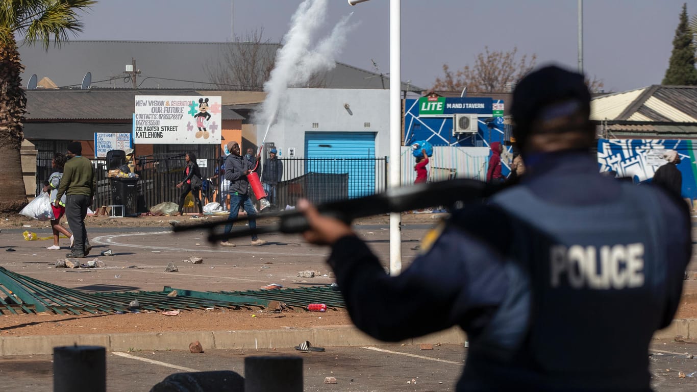 Die Waffe im Anschlag: Seit Tagen liefern sich Demonstranten in Südafrika Auseinandersetzungen mit der Polizei.