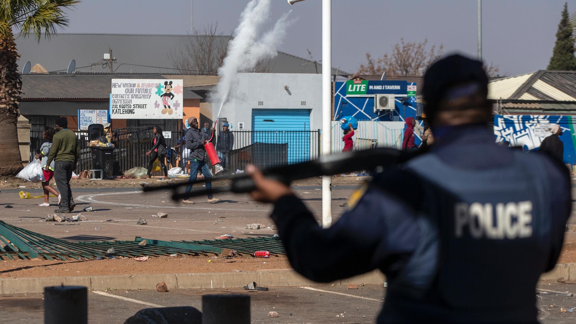 Die Waffe im Anschlag: Seit Tagen liefern sich Demonstranten in Südafrika Auseinandersetzungen mit der Polizei. Die Waffe im Anschlag: Seit Tagen liefern sich Demonstranten in Südafrika Auseinandersetzungen mit der Polizei.