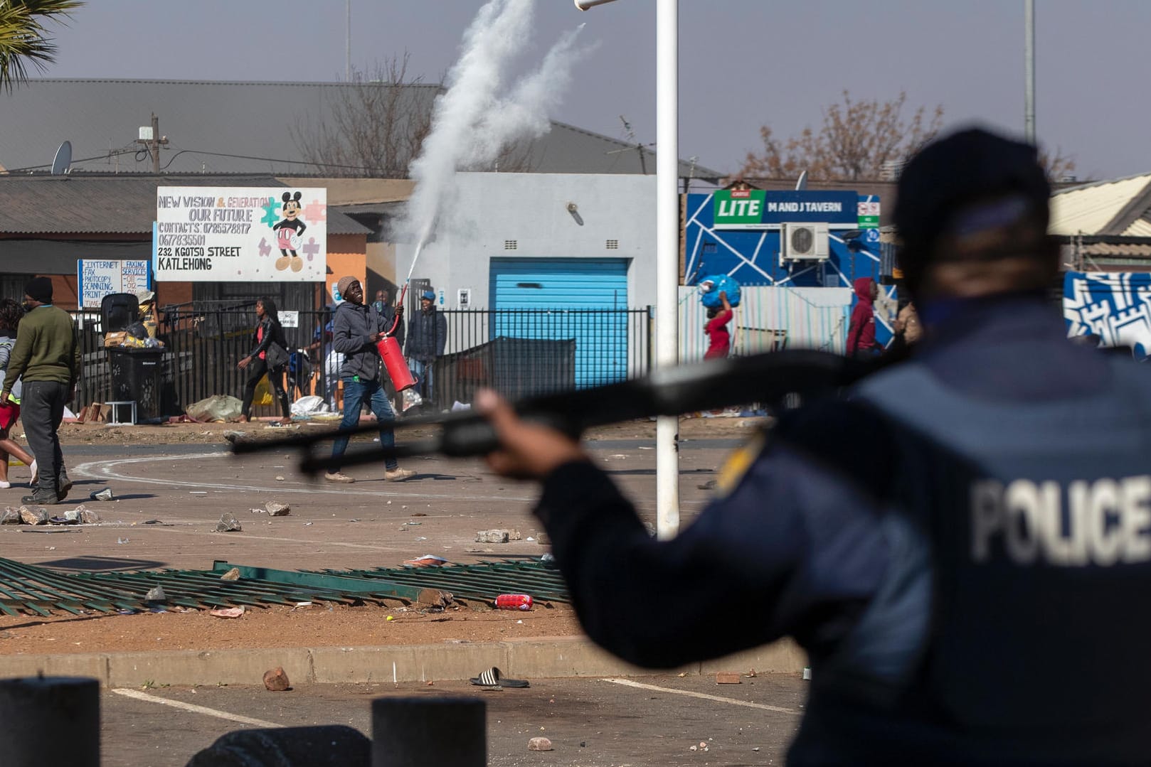 Die Waffe im Anschlag: Seit Tagen liefern sich Demonstranten in Südafrika Auseinandersetzungen mit der Polizei.