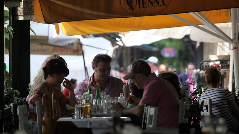 Restaurant-Besucher in Athen: Künftig sollen nur noch Geimpfte in den Innenbreiech dürfen.