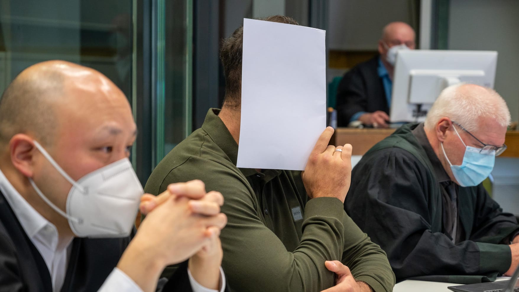 Der Angeklagte im Kriminalgericht Moabit zwischen seinen Verteidigern Benediktus Youn (li.) und Olaf D. Franke (re.) bei einem Prozesstag Ende Juni: Er wurde für den "Goldnest"-Diebstahl verurteilt.