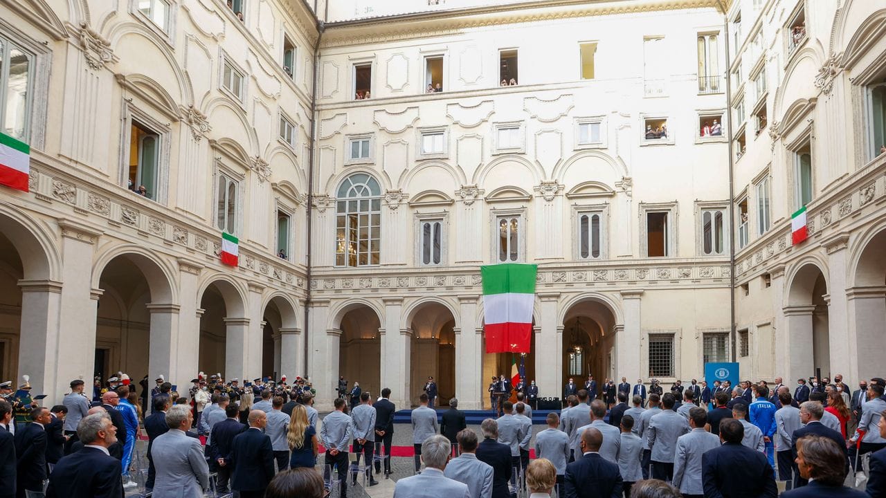 Die italienische Nationalmannschaft nimmt an einer Zeremonie mit Ministerpräsident Mario Draghi im Chigi-Palast teil.